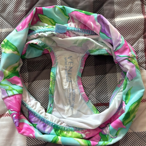 Venus swim set size 6 comes with both tops - Picture 4 of 5